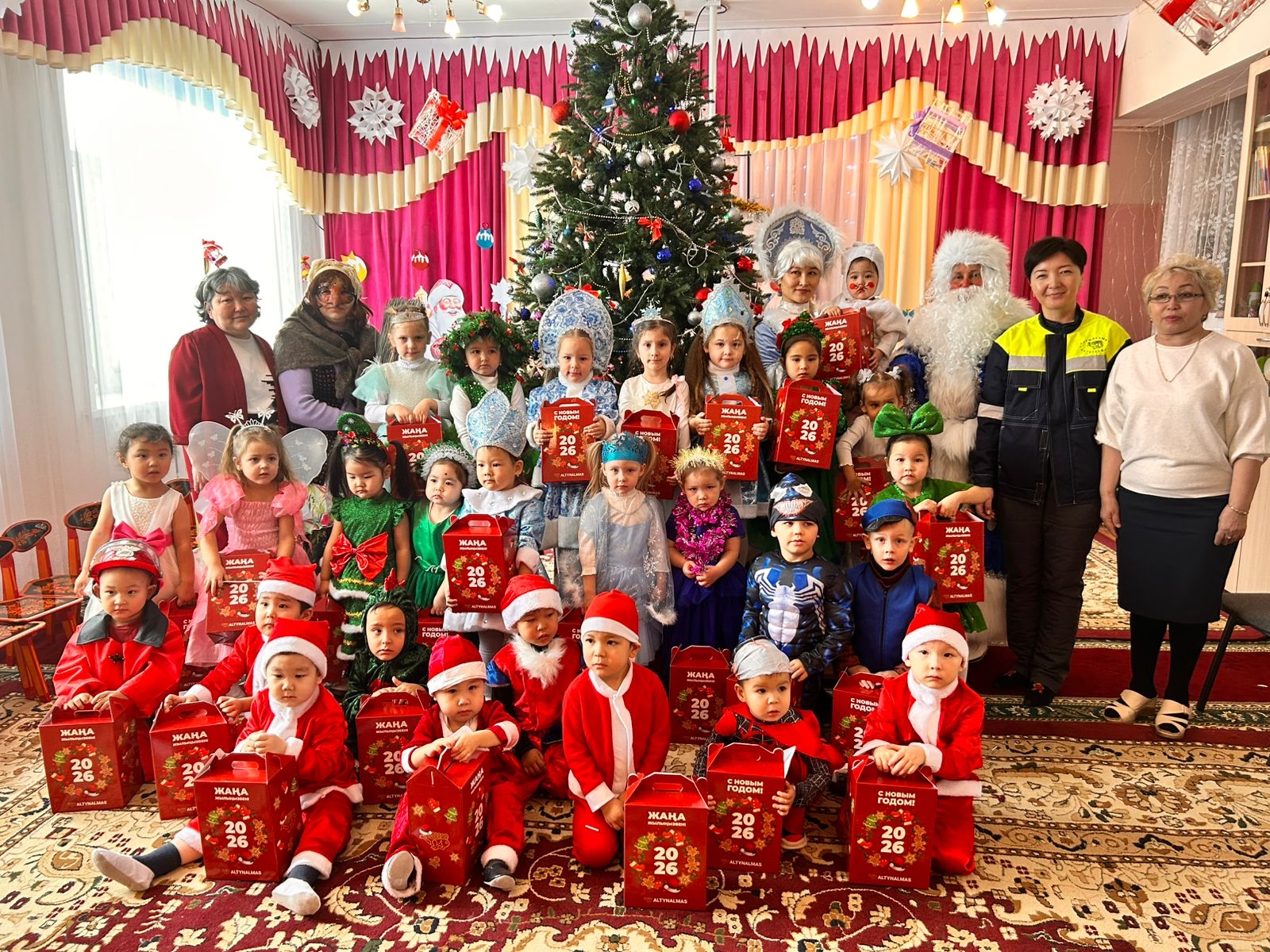 Более 7 000 новогодних подарков и 700 тонн угля: «Алтыналмас» поддержал семьи в регионах присутствия